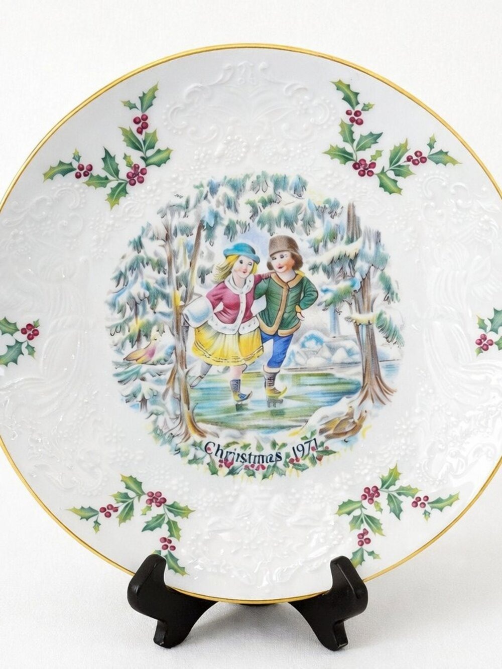 Royal Doulton Christmas Plate 1977 Bone China 8.25 Inch